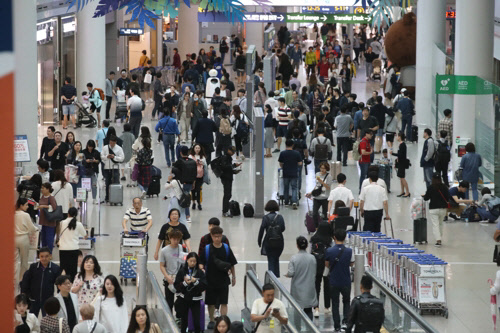 북적이는 인천공항 면세점 <연합뉴스>